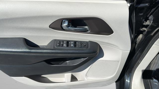 2020 Chrysler Voyager LX